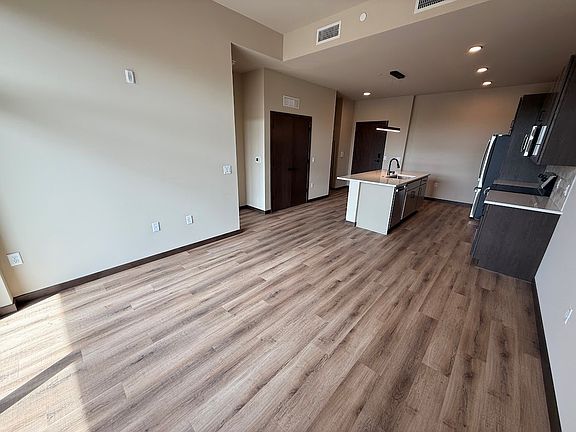 5th image of 531 W Washington Ave #409