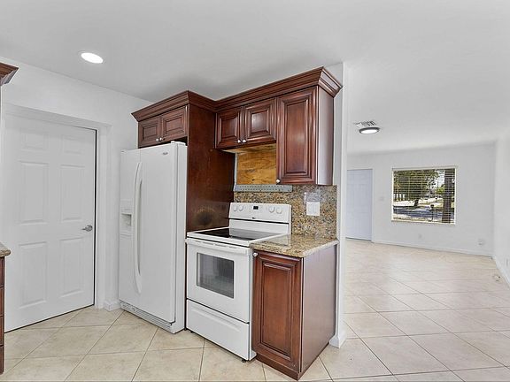 2nd image of 105 NW 7th Ct
