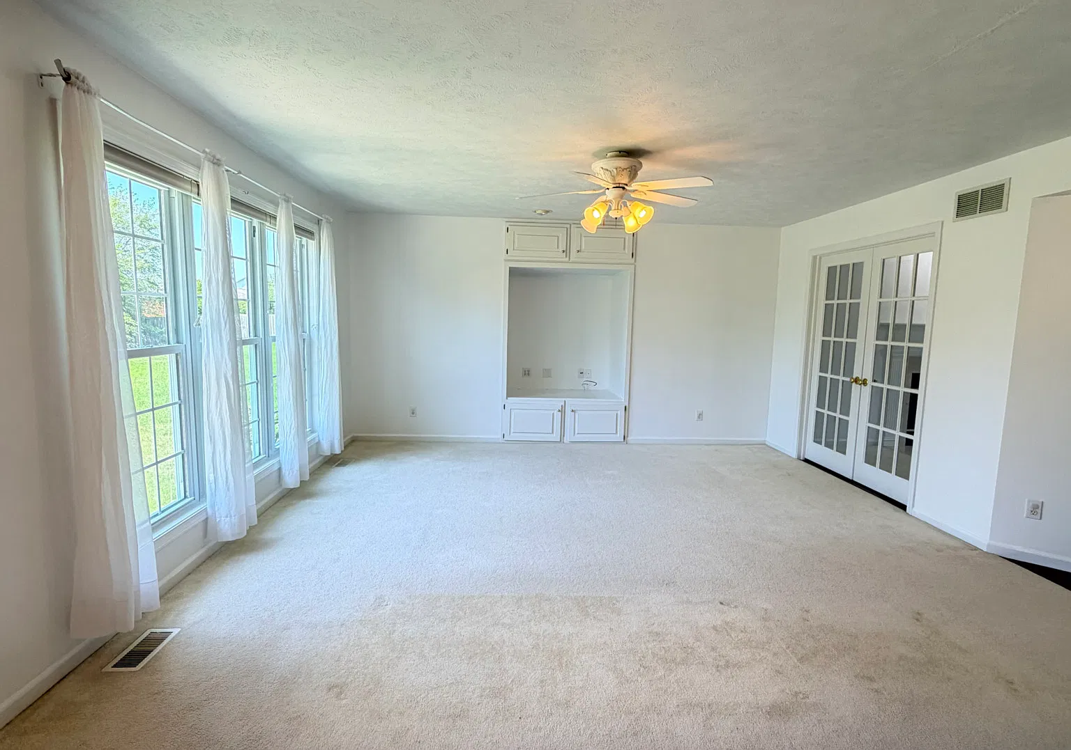 4 bed, 2.5 bath, 2280 sqft, $2,800 — Photo 3