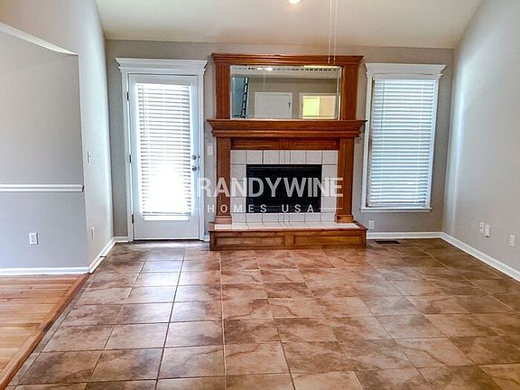 4th image of 302 Newport Dr