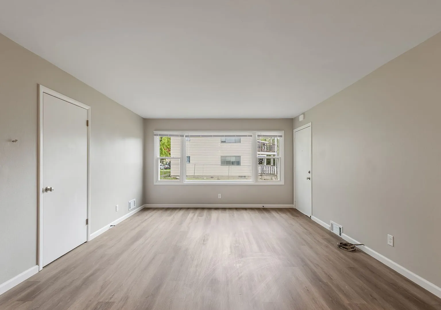 2109 Lake Point Dr — Photo 3