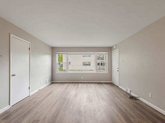 3rd image of 2109 Lake Point Dr APT 1