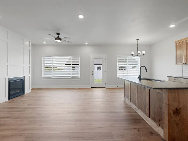 656 Jeanine Dr — Photo 2