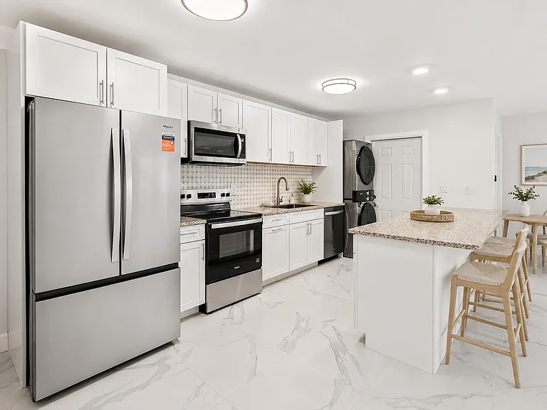 240 SW 7th St #11 — Photo 3