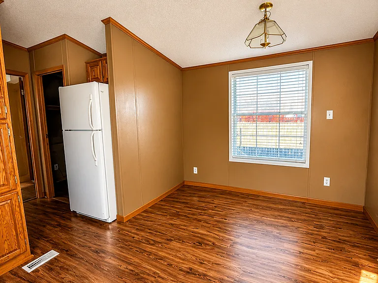 925 N Wesley St — Photo 4