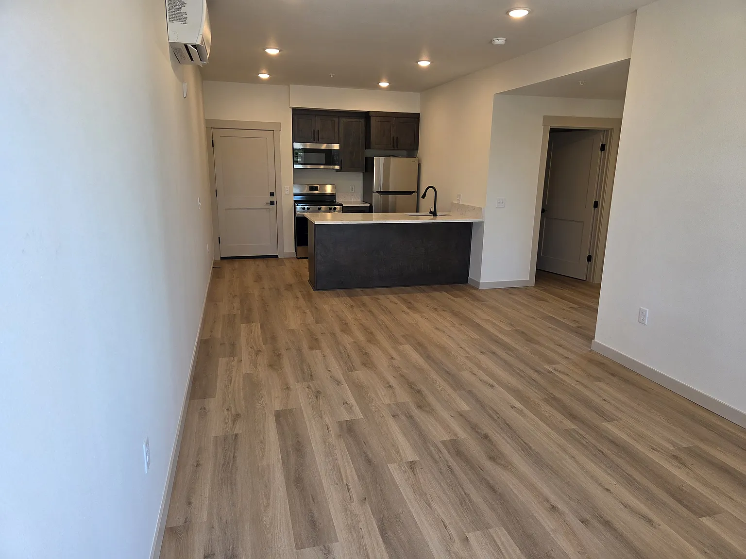Hill's Town Apartments — Photo 2