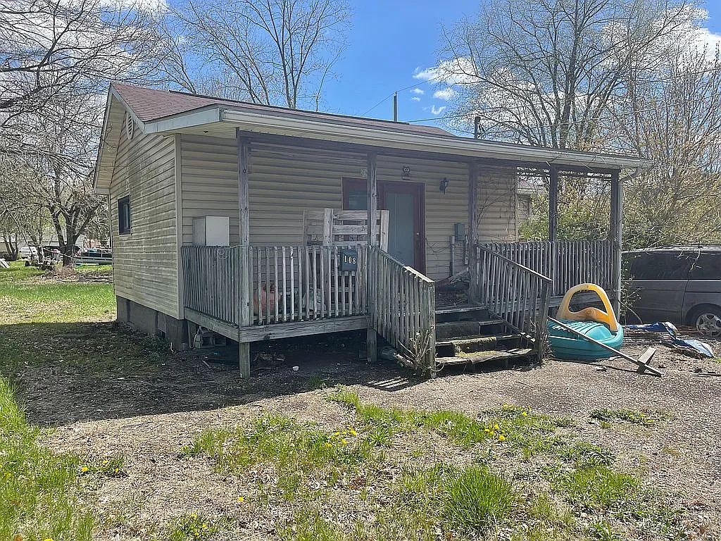108 Front St photo 1