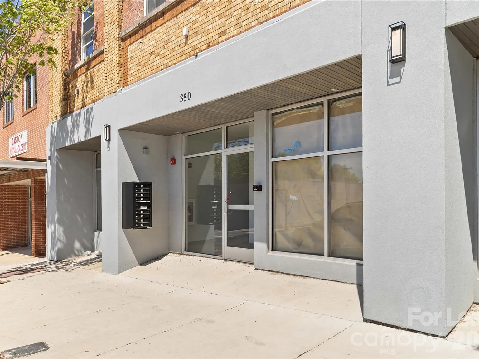 2 bed, 1.0 bath, 902 sqft, $1,899 — Photo 2