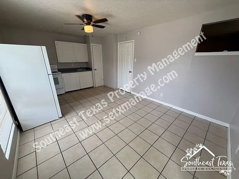 615 Adams St #D — Photo 2