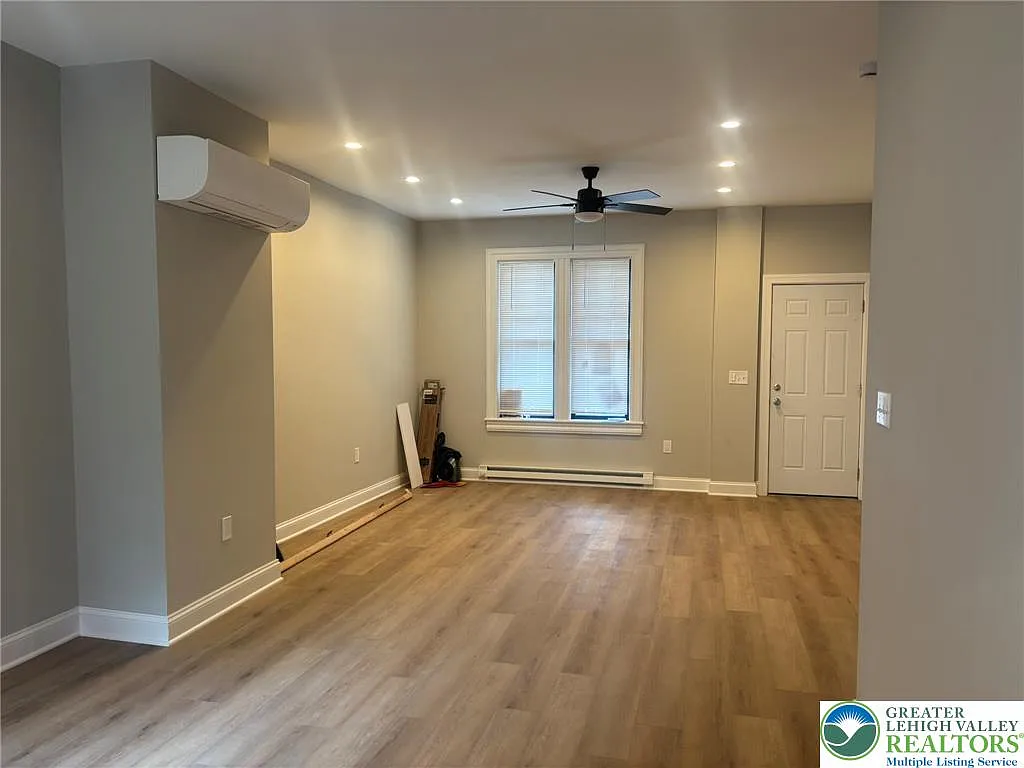 3 bed, 1.5 bath, 1383 sqft, $2,400 — Photo 3