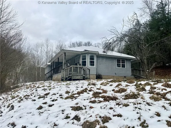 10013 Charleston Rd, Clendenin, WV 25045