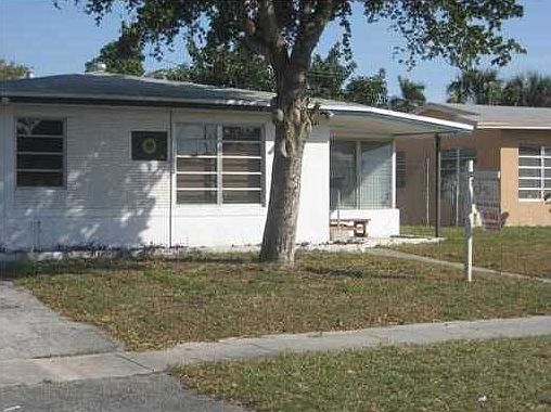 1st image of 620 SW 28th Dr