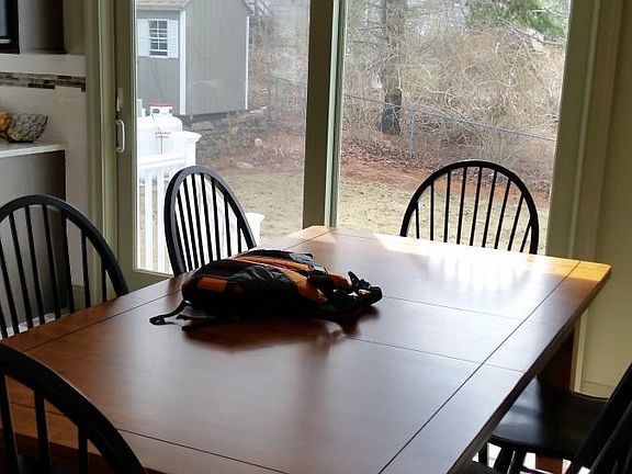 Bright kitchen w/dinning