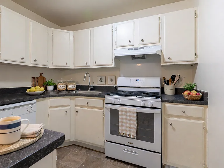 North Arch Village Apartments — Photo 5