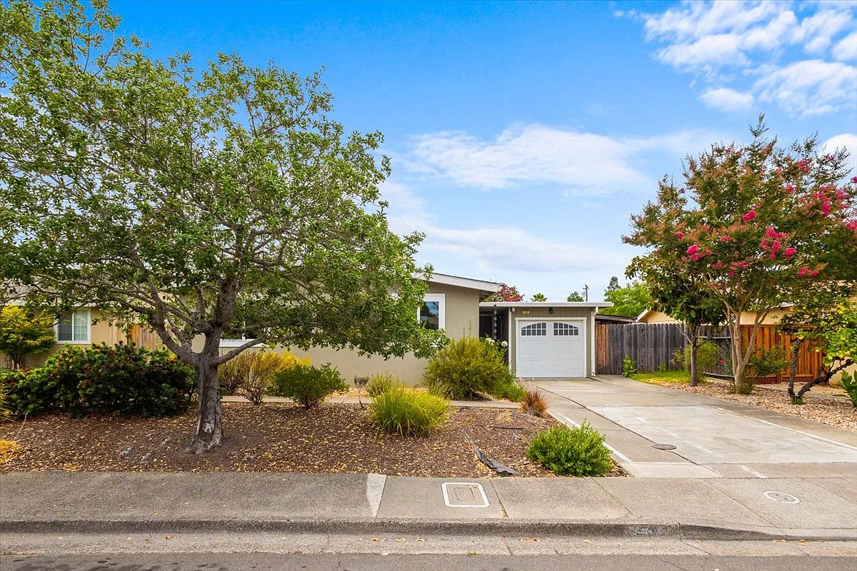 3 bed, 1025 sqft, $3,500 — Photo 1