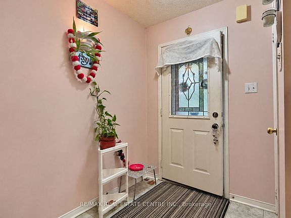 3rd image of 180 Cresthaven Rd