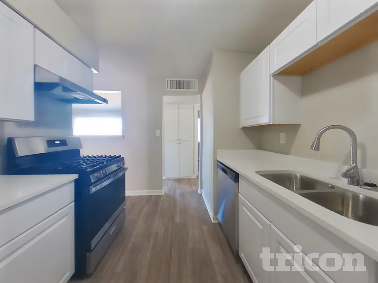 3721 W Seldon Ln — Photo 7
