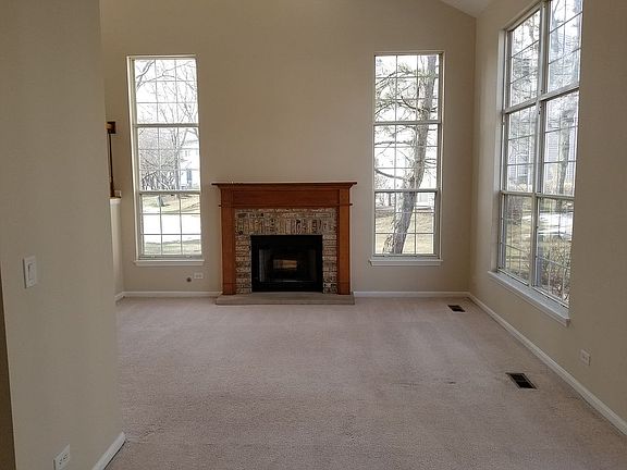 Main Rm Tall Window/Ceiling