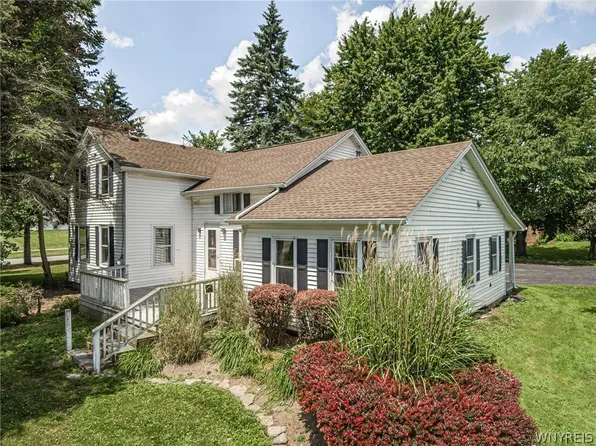 15 Barton Rd, Lancaster, NY 14086