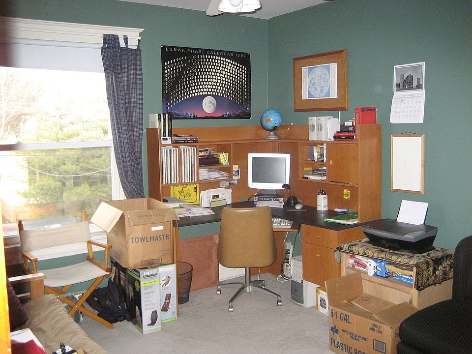 Upstairs Apartment 2nd bedroom/office