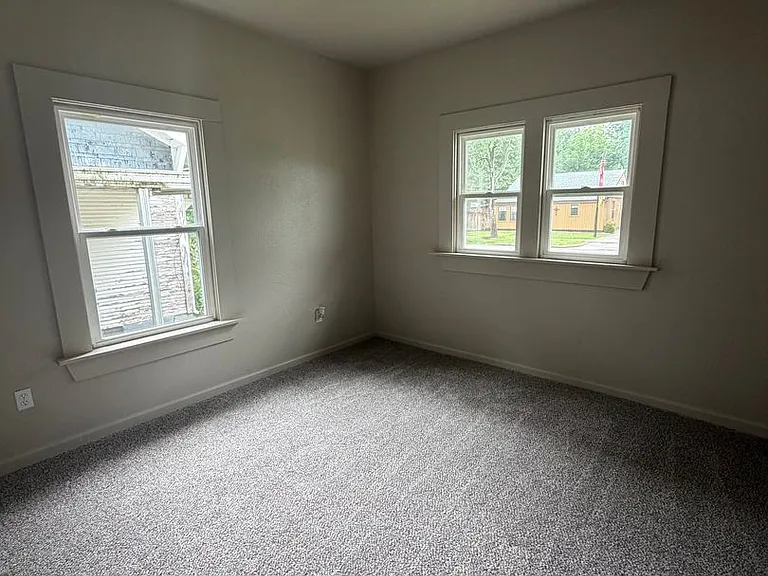 315 NE #G — Photo 7