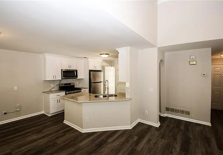 121 Stoneforest Dr — Photo 10