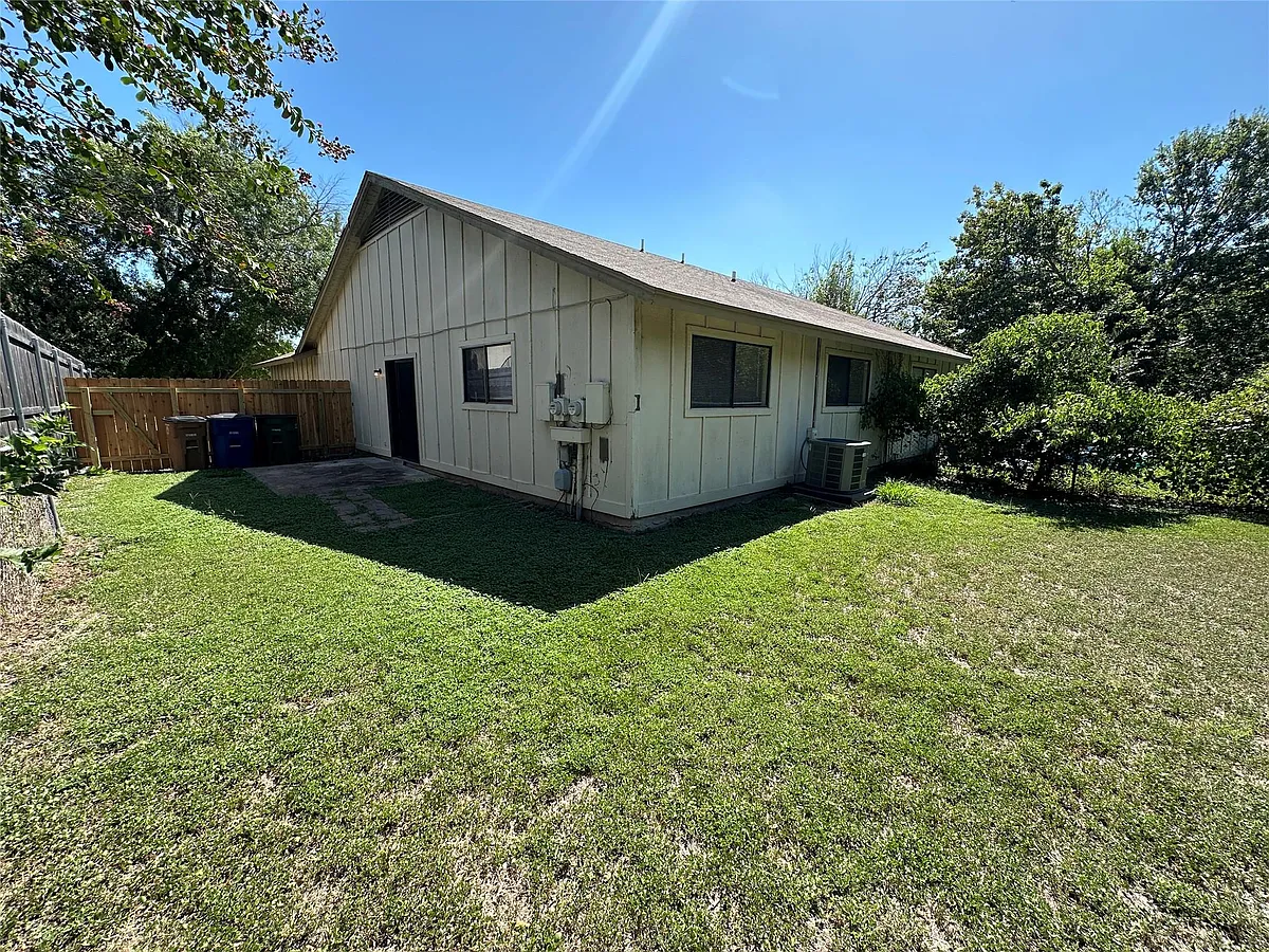 Building Photo - 12504 Tree Line Dr #B