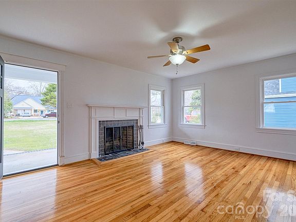 3rd image of 804 N Congress St