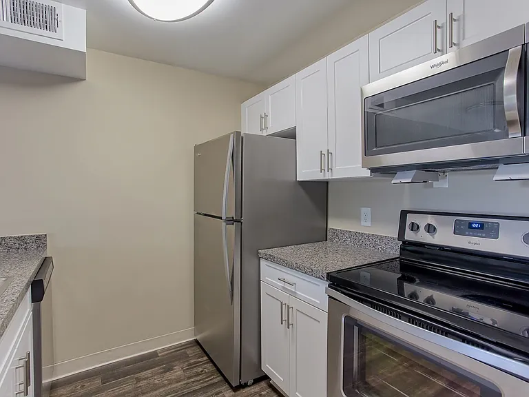 965 ELMS Apartments — Photo 13