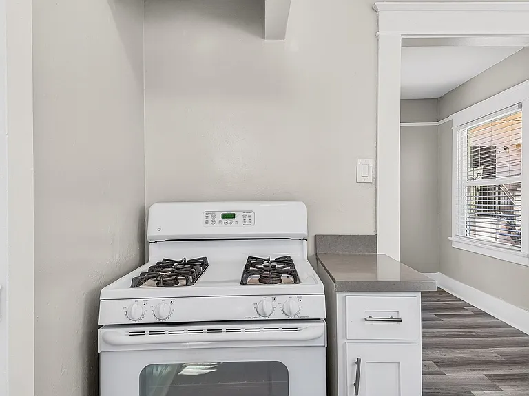 1557 Pine Ave — Photo 9