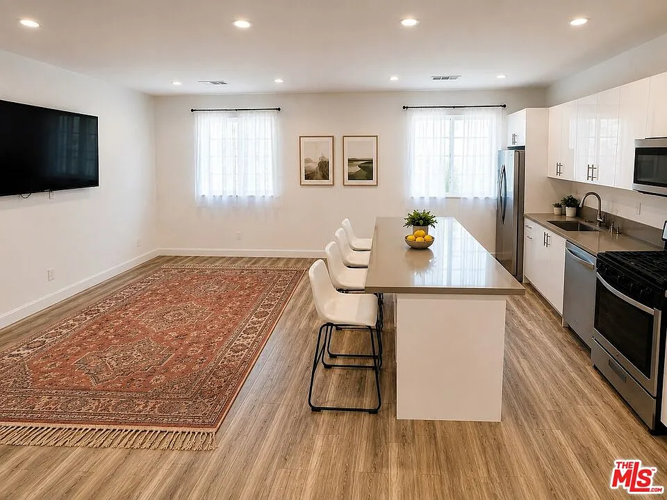 2 bed, 1.5 bath, 966 sqft, $2,950 — Photo 3