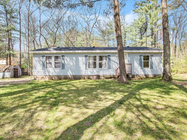 8599 Chippewa Trl, Howard City, MI 49329