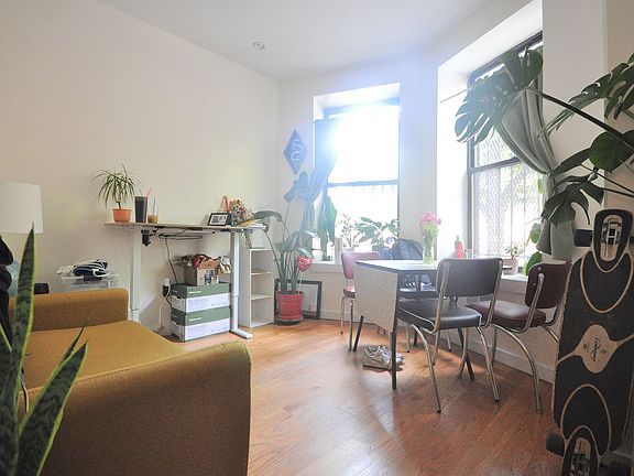 4th image of 662 Park Pl