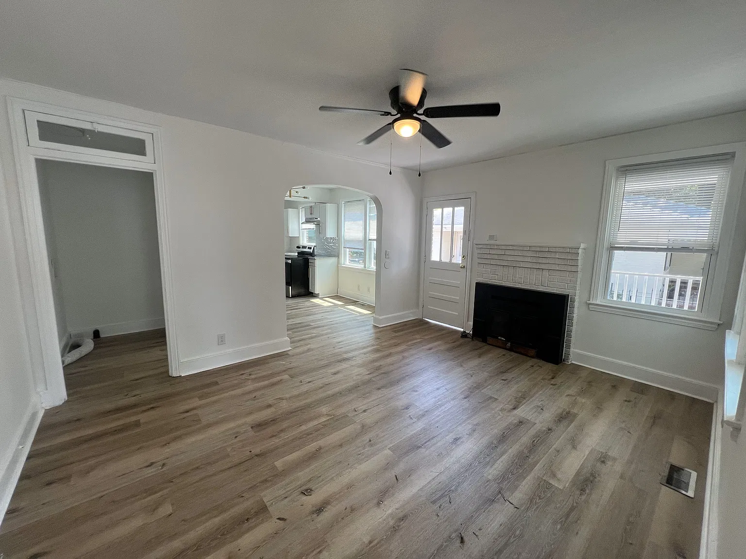 2 bed, 870 sqft, $1,400 — Photo 2