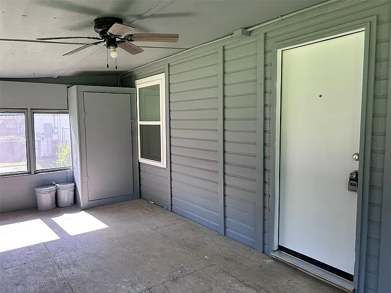 616 E Boothe St — Photo 23