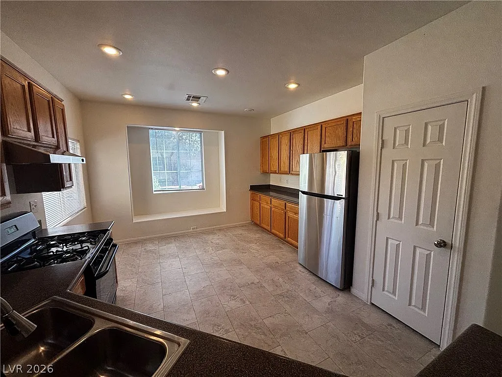 3 bed, 2.5 bath, 1390 sqft, $2,100 — Photo 4