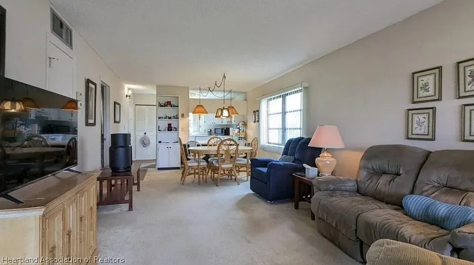 2 bed, 2.0 bath, 1006 sqft, $1,000 — Photo 4