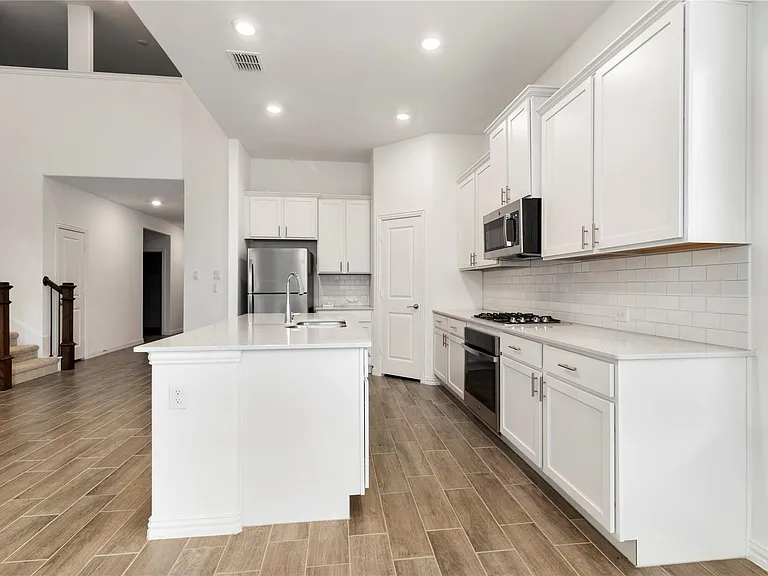 1808 Roadrunner Dr — Photo 6