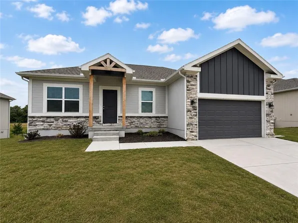 910 SW Pintail Ln, Oak Grove, MO 64075