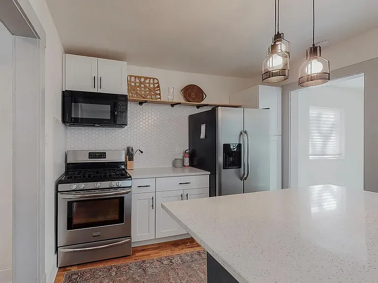 221 Girard Blvd SE #1F — Photo 17