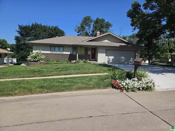 3118 S Cedar St, Sioux City, IA 51106