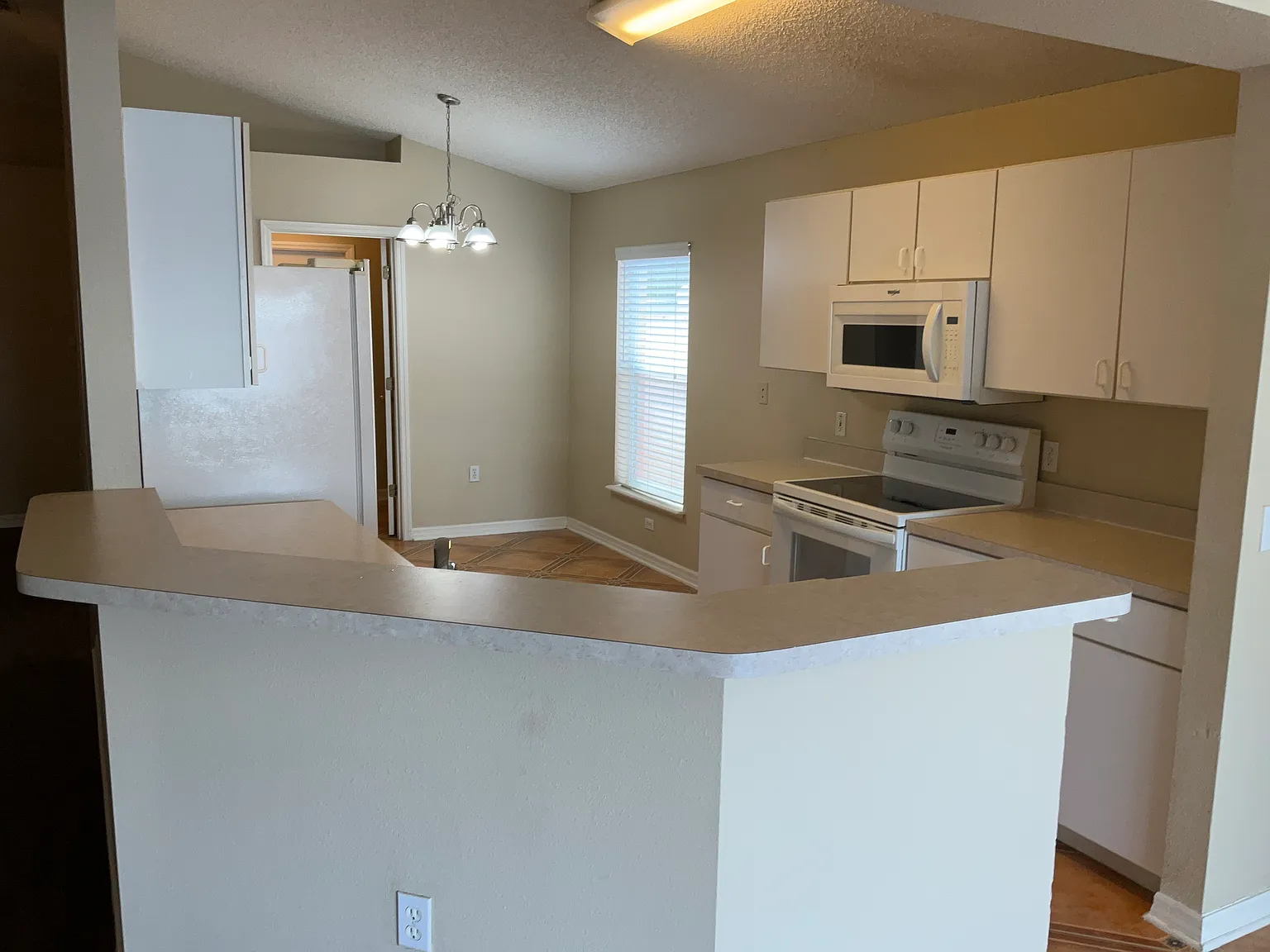 4 bed, 2.0 bath, 1865 sqft, $2,435 — Photo 3