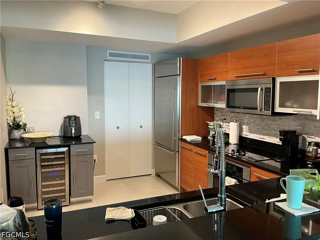 2 bed, 2.0 bath, 1319 sqft, $4,500 — Photo 3