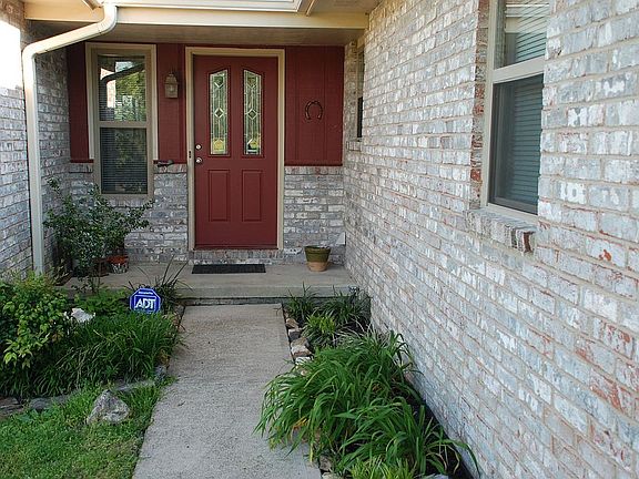3rd image of 2610 Hensley Ave