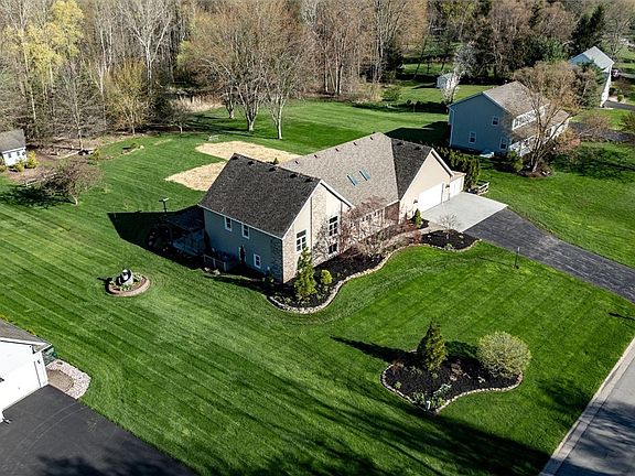 2nd image of 7 Winding Country Ln