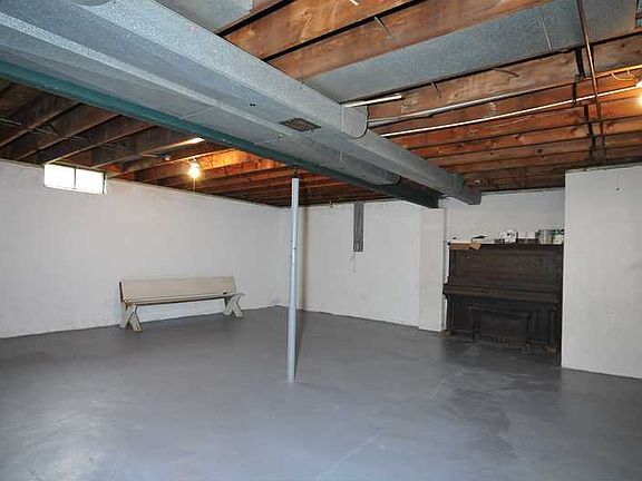 Great potential in this roomy open basement!