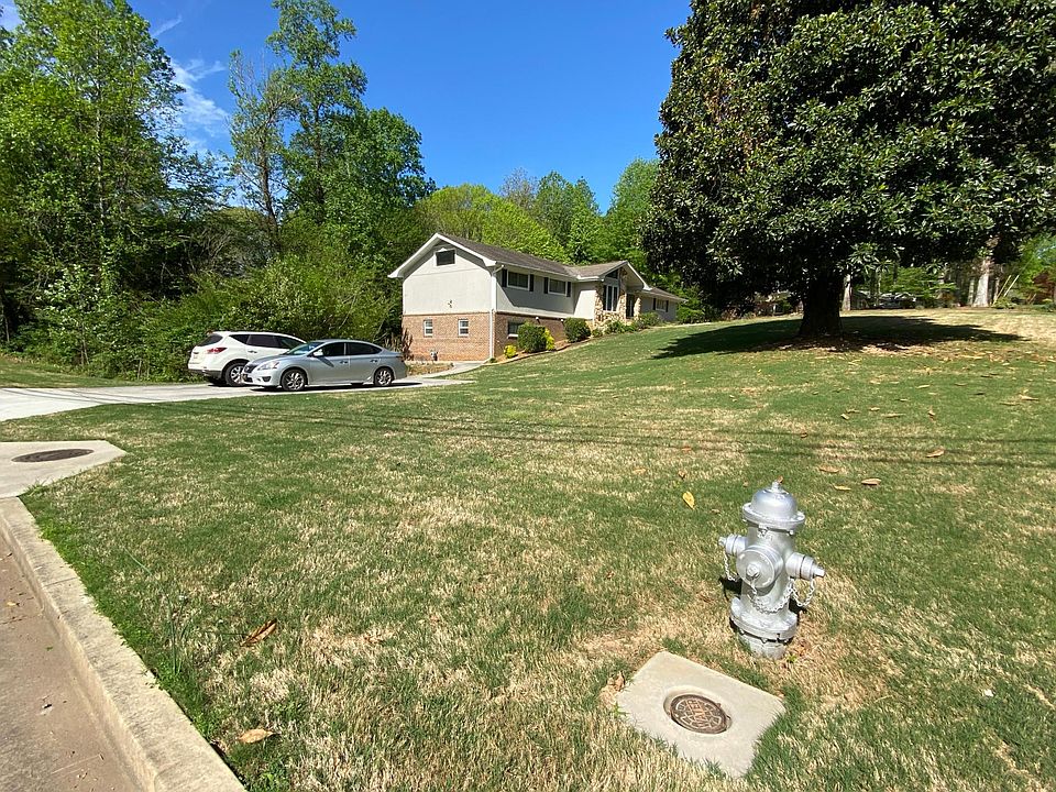 View of the private driveway and entrance to the garden daylight apartment
