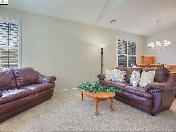 4th image of 2588 Crescent Way