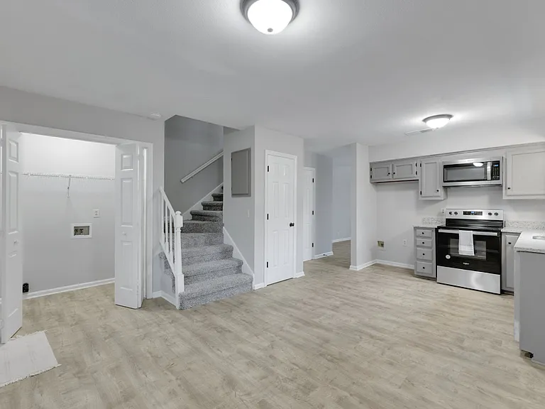 304 Hillside Ct — Photo 9