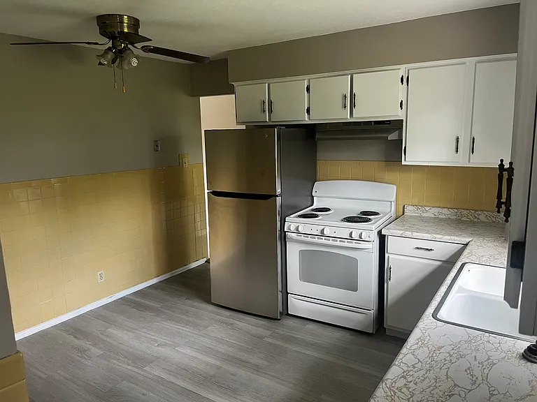 521 Elizabeth St — Photo 4